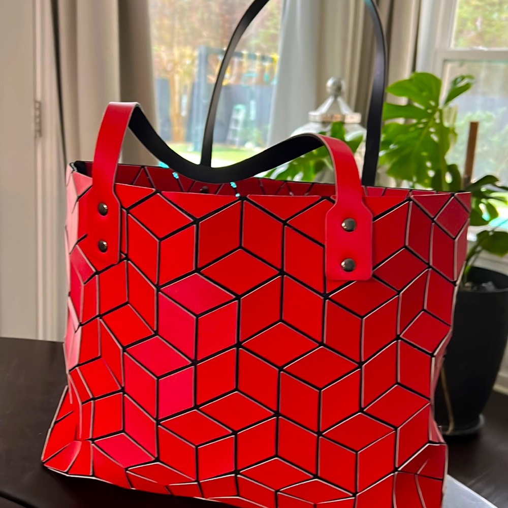 Great size tote bag and in perfect condition.